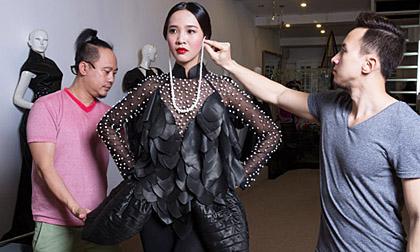 Võ Việt Chung thử đồ cho người mẫu trước khi sang Mỹ dự 'Fashion Week'