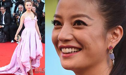 Triệu Vy lộ mặt đầy 'vết chân chim' và mặc váy nhàu nhĩ trên thảm đỏ  LHP Venice