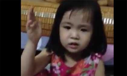 Em bé 3 tuổi hát rất biểu cảm