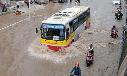 Mưa lớn tắc đường, nhiều phụ huynh 10 giờ sáng mới đưa con đi học