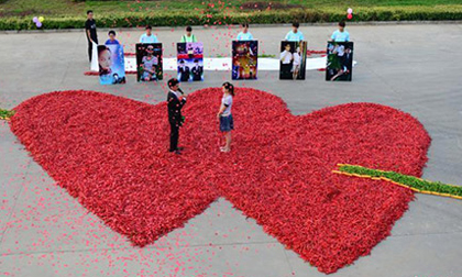 Chàng trai mang... 99.999 quả ớt đi cầu hôn bạn gái