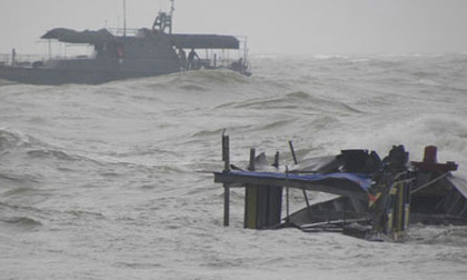 Tàu chở 20 người bị chìm trên vịnh Hạ Long vì gặp giông lốc