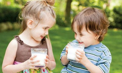 Tai hại khi cho trẻ uống sữa không đúng cách