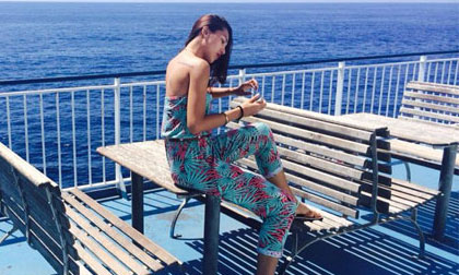 Ngắm Minh Triệu đẹp giản dị trên biển Địa Trung Hải