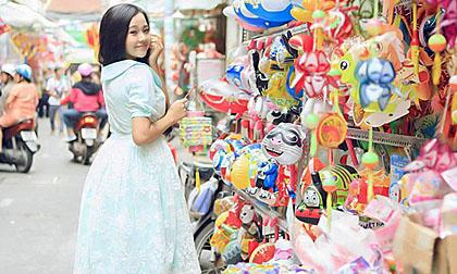 Tam Triều Dâng khoe nét đẹp “trăng tròn” giữa phố lồng đèn