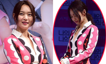 'Hồ ly' Shin Min Ah ngượng ngùng vì váy xẻ sâu