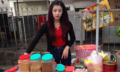 Hàng bánh hot girl 'bánh tráng trộn' hút khách ngày lễ