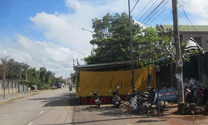 Người phụ nữ chết trong tư thế treo cổ với nhiều vết thương