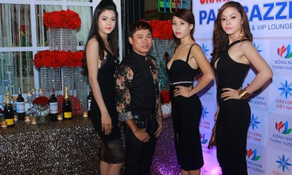 Bầu Tommy Nguyễn dự sự kiện cùng dàn mỹ nữ 