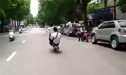 Màn bốc đầu xe táo tợn của nam học sinh trên đường phố