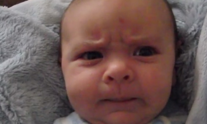 Em bé có nét 'mặt gian' như  Mr.Bean