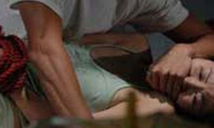 Cha dượng hiếp dâm con riêng của vợ