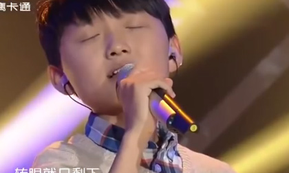 Cậu bé hát triệu người phải rơi lệ