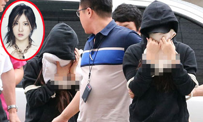 Hai nghi phạm tống tiền Lee Byung Hun lấy tay bưng mặt khi lộ diện