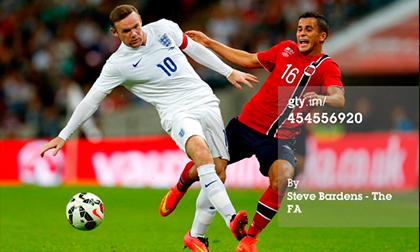 Xem lại pha chuyền bóng dở tệ của Rooney trong trận giao hữu với Na Uy