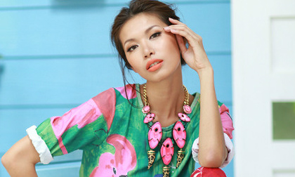 Siêu mẫu Minh Tú sống động trong thế giới họa tiết hoa