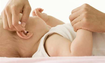 Cách chăm con phổ biến có thể gây nguy hại cho bé