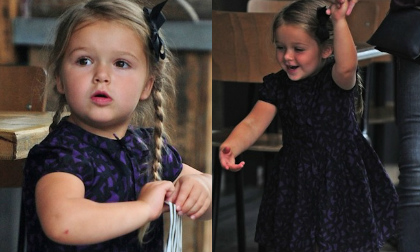 Bé Harper tết tóc cực xinh, líu ríu nô đùa trên đường phố