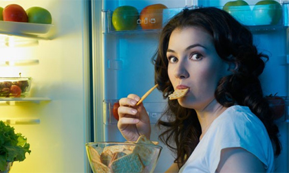 8 thực phẩm không nên ăn trước khi đi ngủ