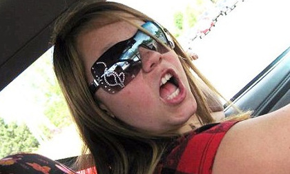 Lén sinh con, thiếu nữ bỏ đứa trẻ vào thùng rác hàng xóm