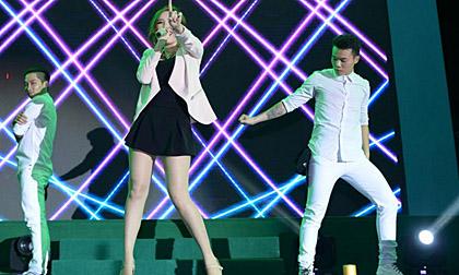 Bảo Thy diện váy ngắn khoe chân dài trước 15.000 khán giả 