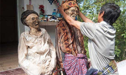 Nghi lễ đào xác chết, tắm rửa và dẫn về nhà