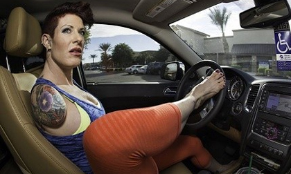 Cô gái cụt 2 tay trở thành VĐV thể hình, lái xe bằng... chân