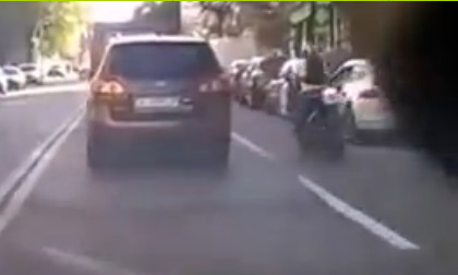 Tai nạn đáng sợ do mở cửa xe 