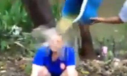 Thanh niên Việt đổ nước phân lên đầu