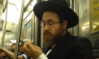 Tự nhổ râu rồi ăn ngon lành