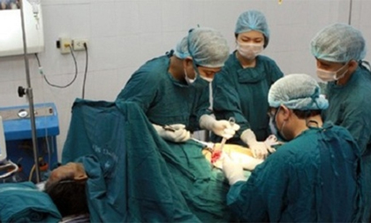 Kỳ lạ với khối u ở ngực chứa đầy tóc và xương