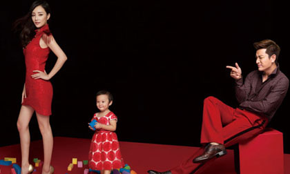 Gia đình Lý Tiểu Lộ rực rỡ sắc đỏ trên tạp chí