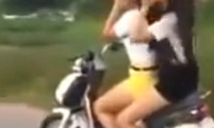 Nữ sinh đánh võng trên xe đạp điện