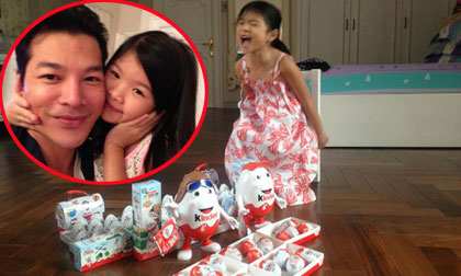 Con gái Trần Bảo Sơn cười 'thả ga' khi được bố tặng quà