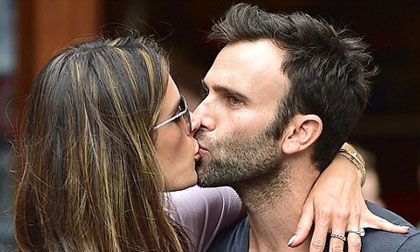'Thiên thần' Alessandra Ambrosio và hôn phu tình tứ trên phố