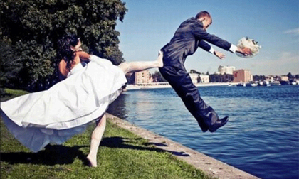 Những kiểu chụp ảnh cưới cười té ghế 