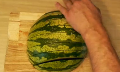 Cách bổ dưa chuẩn nhất