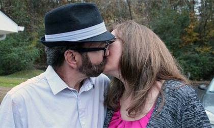 Người đàn ông mang lỗ hổng trên mặt lần đầu tiên hôn vợ sau 10 năm