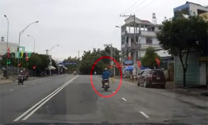 Bài học 'thót tim' cho bố mẹ khi để con băng qua đường