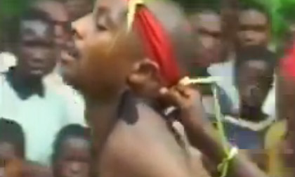 Hãi hùng tục lệ xuyên dao qua cổ