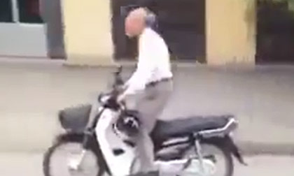 Cụ già 'diễn xiếc' trên xe máy ở ngoài đường