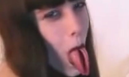 Hết hồn với người đẹp có lưỡi dài