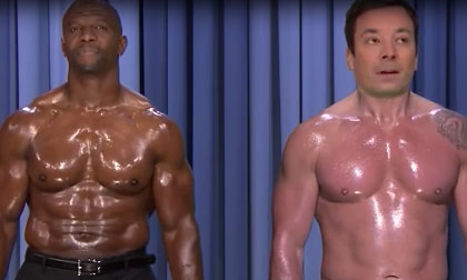 Màn biểu diễn cơ bắp theo nhạc vô cùng ấn tượng của 2 lực sĩ