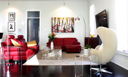 Sofa đỏ biến phòng khách ấn tượng