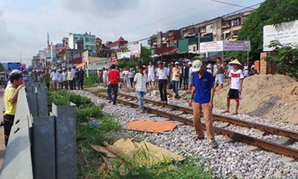 Hà Nội: Tàu hỏa tông chết người phụ nữ giúp việc lơ ngơ qua đường sắt