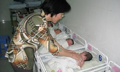 Bé gái sơ sinh không quần áo bị bỏ rơi ở chợ