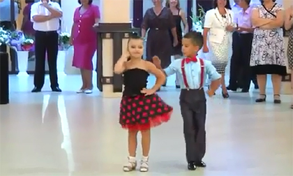 Màn nhảy khiêu vũ cực điêu luyện của hai bé 7 tuổi