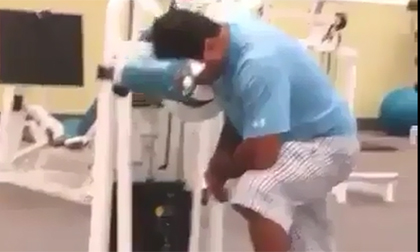 Thanh niên tập Gym trong tư thế bá đạo