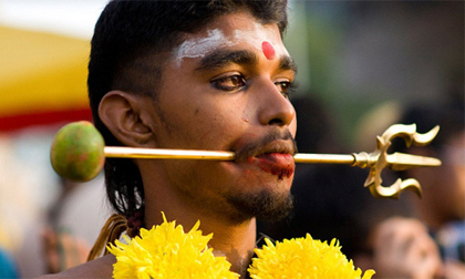 Rùng rợn: Xuyên vật nhọn khắp người trong lễ hội cầu may