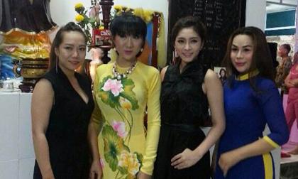 Ca sĩ chuyển giới Ái Xuân nữ tính đi làm từ thiện